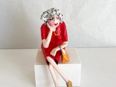 Figuren aus Zeitungspapier